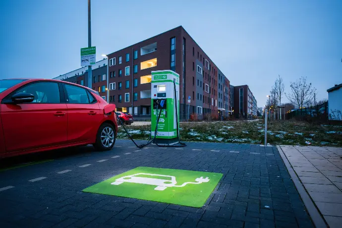 Haslinger Solarüberdachung auf öffentlichem Parkplatz mit E-Ladestation: sichtbare Umsetzung kommunaler Klimaziele durch erneuerbare Energie.