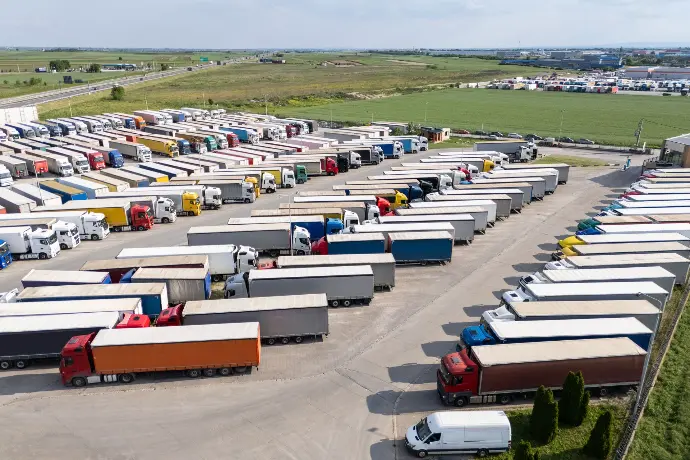 Großflächige Haslinger Solar-Parkplatzüberdachung für LKW-Stellplätze: wetterfester Schutz, Eigenstromnutzung und nachhaltige Energie für Logistikbetriebe.