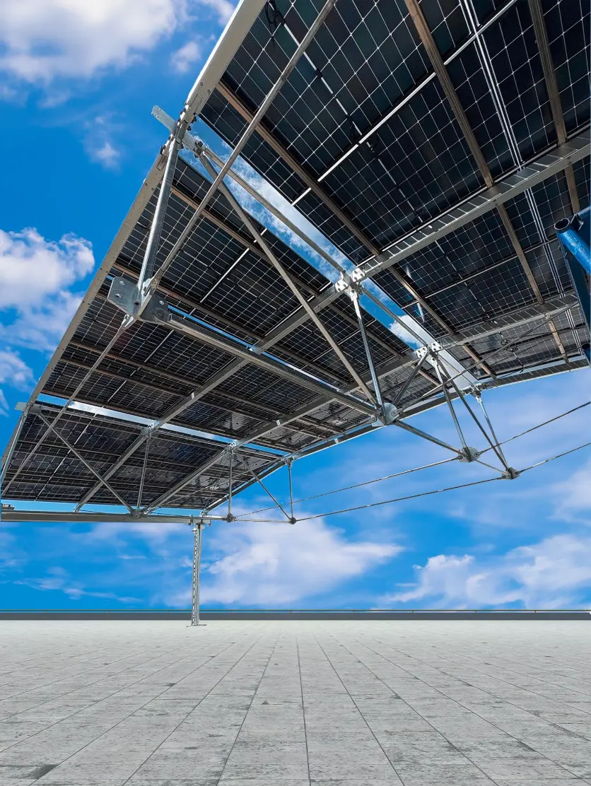 Nahaufnahme einer Solar-Carport-Konstruktion aus Stahl mit Solarmodulen, daneben Tablet mit digitaler Visualisierung eines überdachten Parkplatzes.