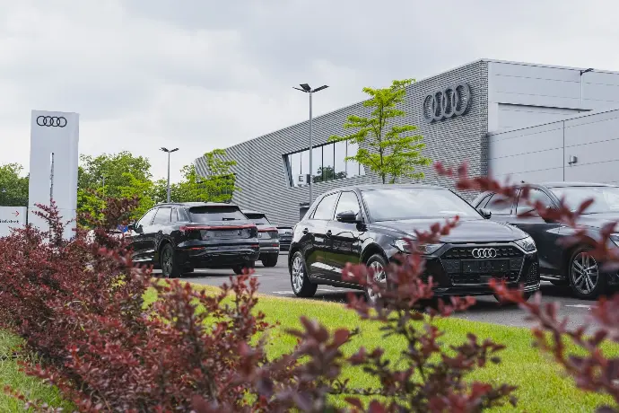 PV-Carport-System für Autohäuser: Hagel- und UV-Schutz für Fahrzeuge, Eigenstromproduktion und Imagegewinn durch nachhaltige Energieerzeugung.