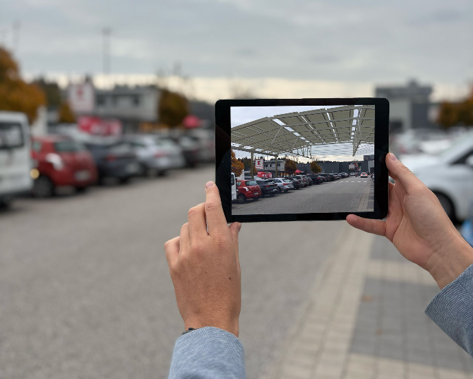 Moderne Solar-Parkplatzüberdachungen mit leistungsstarken PV-Modulen: Nachhaltige Eigenstromgewinnung und innovative 3D-Planung mit digitaler Vorschau.